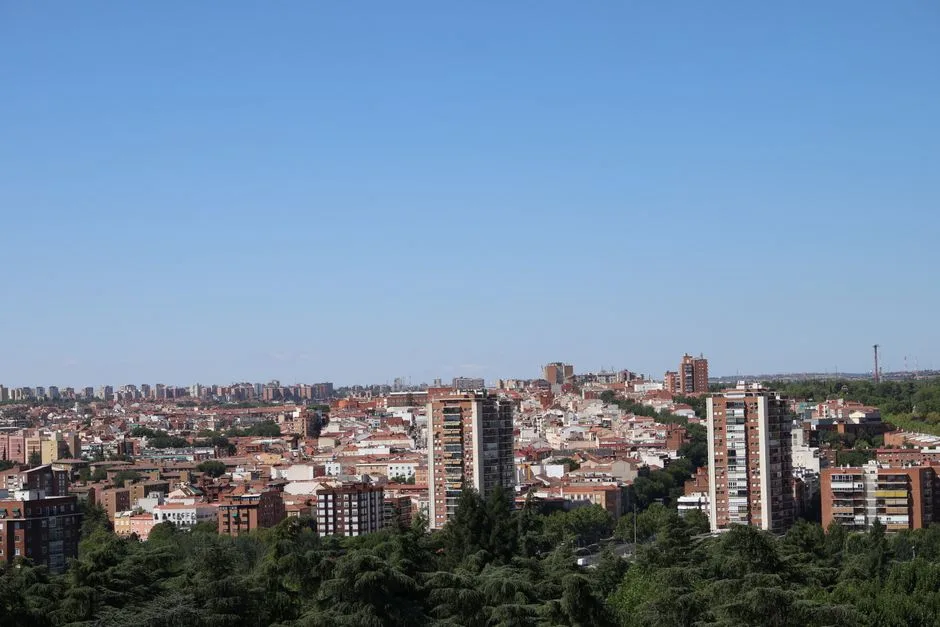 Ayuso vende ático de Chamberí para financiar ayudas contra incendios