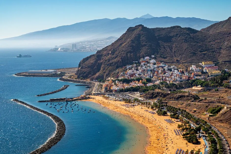 Inmigrantes reocupan la playa de El Trampolín tras limpieza